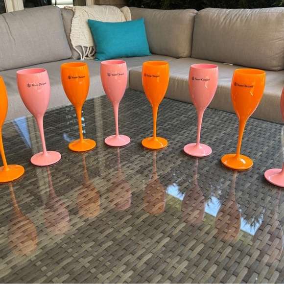 Veuve Clicquot Other - *NEW* Veuve Clicquot Set of 8 Flutes ( 4 pink and 4 orange)